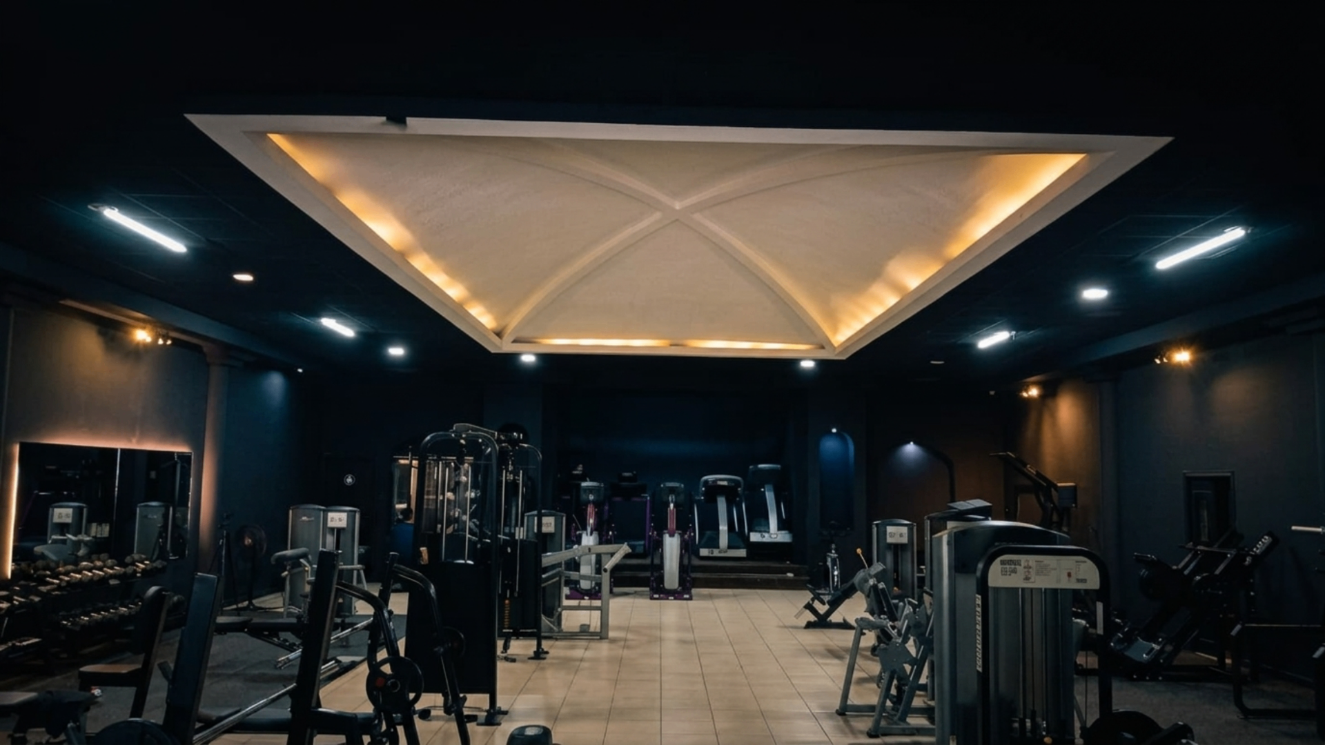 Gimnasio industrial oscuro con iluminación neón